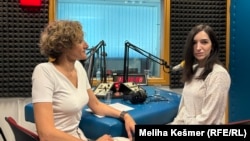 Producentica podcasta na RSE Aida Đugum i sagovornica podcasta Glasom mladih Irma Bejdić, autorica knjige "Irma i ja", autobiografije koju je napisala nakon nesreće u kojoj piše o oporavku, uspjehu i pomoći dobrih ljudi poput Angeline Jolie