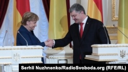 Канцлер Німеччини Ангела Меркель (л) і президент України Петро Порошенко під час зустрічі в Маріїнському палаці, Київ, 1 листопада 2018 року