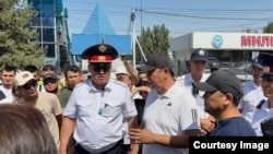 Бишкек шаарынын мэри Айбек Жунушалиев "Мадина" базарындагы өрт чыккан жерде соодагерлер менен жолугушту. 30-август, 2026