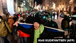 Центърът на Москва в нощта на вторник срещу сряда. Хората протестират срещу присъдата на Алексей Навални.
