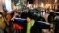 Центърът на Москва в нощта на вторник срещу сряда. Хората протестират срещу присъдата на Алексей Навални.