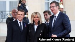 Fransa Prezidenti Emmanuel Macron həyat yoldaşı Brigitte ilə Aleksandar Vucic-i (sağda) Yelisey sarayında qarşılayır