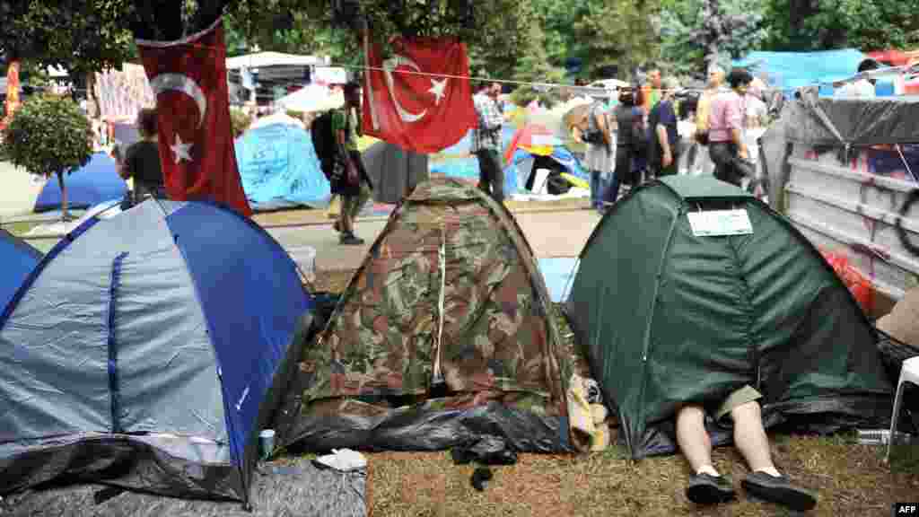 Turska - Demonstranti ne napuštaju park Gezi, nedaleko od trga Taksim, Istanbul, 14. juni 2013. Foto: AFP / Ozan Kose 