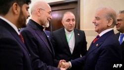 Pakistanın baş naziri Şahbaz Şərif İran parlamentinin sədri Məhəmməd Baqer Qalibafı qarşılayır.