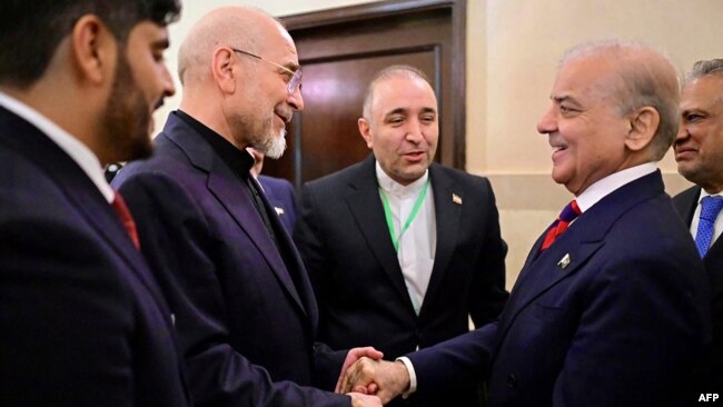 Pakistanın baş naziri Şahbaz Şərif İran parlamentinin sədri Məhəmməd Baqer Qalibafı qarşılayır.