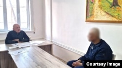 Представитель омбудсмана Узбекистана на встрече с религиозным деятелем Алишером Турсуновым, известным как Мубашшир Ахмад. Колония №5 в Навоийской области. Фото: Пресс-служба омбудсмена.