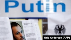 ზელიმხან ხანგოშვილის პორტრეტიანი პლაკატი გერმანიაში რუსეთის საელჩოსთან გამართული საპროტესტო აქციის დროს. ბერლინი, 2020 წლის 24 სექტემბერი.