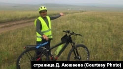 Балдан Базаров во время велопробега по буддийским святыням Бурятии и Забайкалья, 2021 год