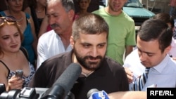 Armenia - Arman Babajanian, editor of the pro-opposition Zhamanak daily talks to journalists after being released from prison, 04Aug2009