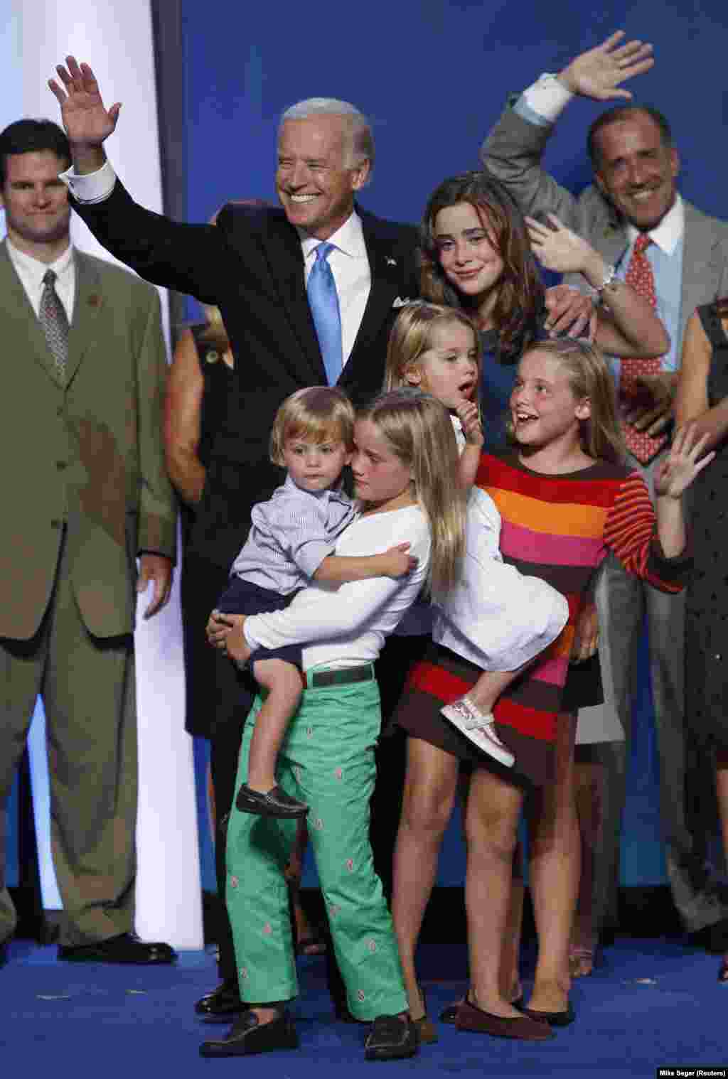 Az akkor demokrata alelnökjelölt Joe Biden öt unokájával körülvéve látható Colorádóban 2008-ban.