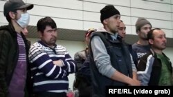 کارگران مهاجر تاجیکی که به دلیل وضع محدویتهای پرواز قادر به سفر به خانههای شان نبودند