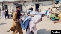 د کوهاټ په چاودنه کې یو ټپي شوی کس چې د سیمې د خلکو له لوري لېږدول کېږي.