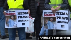 Protest ispred zgrade Kliničkog centra Univerziteta u Sarajevu 2. decembra 2021. godine zbog slučaja Nadin Smajlović