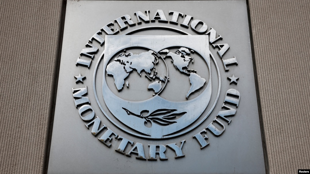 Sigla Fondului Monetar Internațional (FMI) de la sediul său din Washington, D.C.