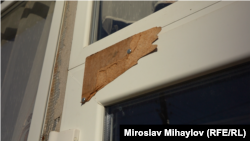  Пирони и част от дъска още стоят на вратата на ритиалната зала в Главан 