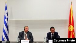 Архивска фотографија: Министрите за надворешни работи на Грција и на Македонија, Никос Коѕиас и Никола Димитров 