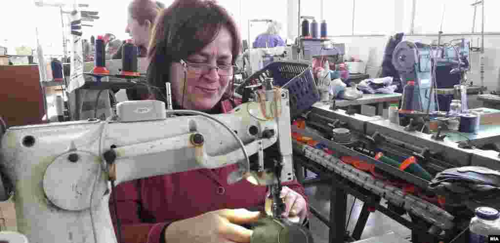 МАКЕДОНИЈА - Над половина од штипските тектилни работници односно 3500 работници од вкупно 70 конфекции од денеска се на колективен одмор. Оваа информација за МИА ја потврди претставникот на текстилниот кластер од Штип, Кирил Нашков. Тој посочи дека компаниите се одлучиле да ги испратат работниците на одмор, поради неизвесноста и недонесувањето на петтиот пакет на мерки, но и локдаунот во Европа, со што нивните партнери засега не склучуваат нови нарачки.