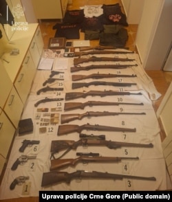 Puške pronađene prilikom pretresa objekata
