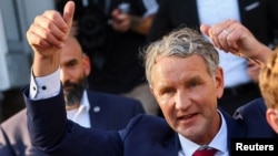 Björn Höcke, principalul candidat al Alternativei pentru Germania (AfD), partid extremist, salută victoria din landul Turingia din estul Germaniei. 