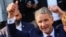 Björn Höcke, principalul candidat al Alternativei pentru Germania (AfD), partid extremist, salută victoria din landul Turingia din estul Germaniei. 