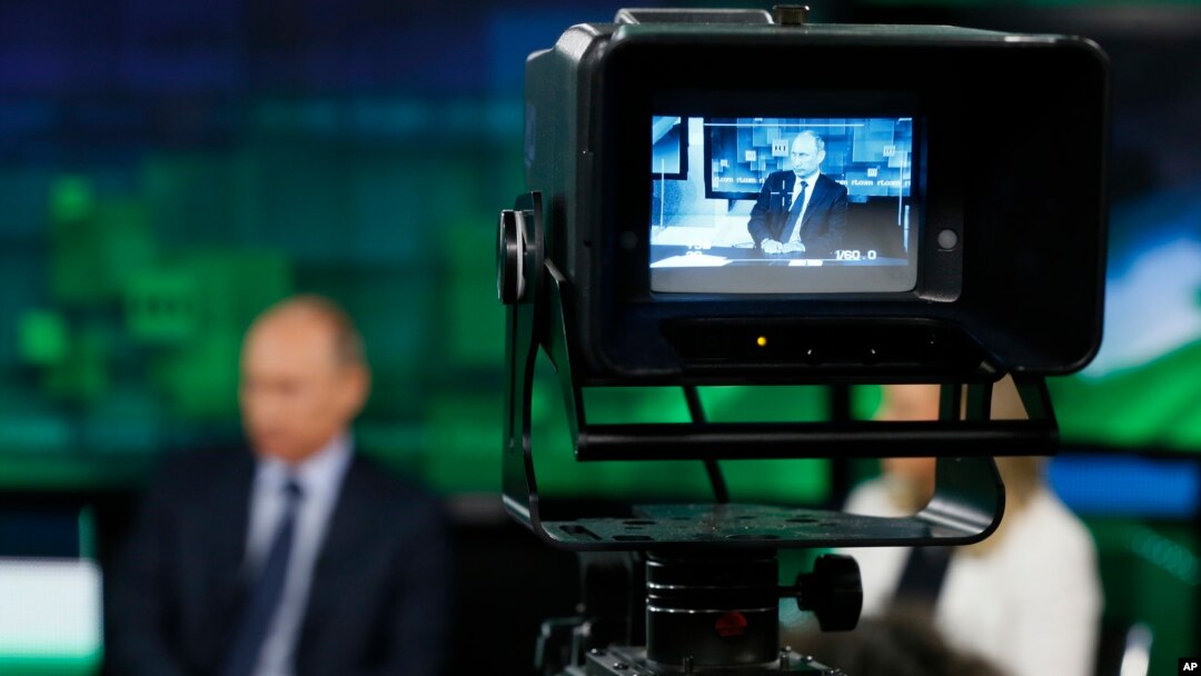 Prezident Vladimir Putin Moskvada "Russia Today" telekanalının yeni qərargahında kamera qarşısında.