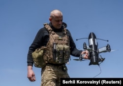Un militar ucrainean pregătește o dronă de interceptare P1-Sun FPV pentru lansare în apropierea liniei frontului, în regiunea Donețk, pe 26 aprilie 2026.