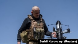 Украин аскери P1-Sun FPV тосуп алуучу дронун текшерүүдө. 26-апрель, 2026-жыл. Донецк облусу.