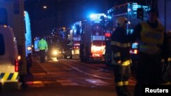 Zjarrfikësit tek hoteli ku ka nisur zjarri në Pragë