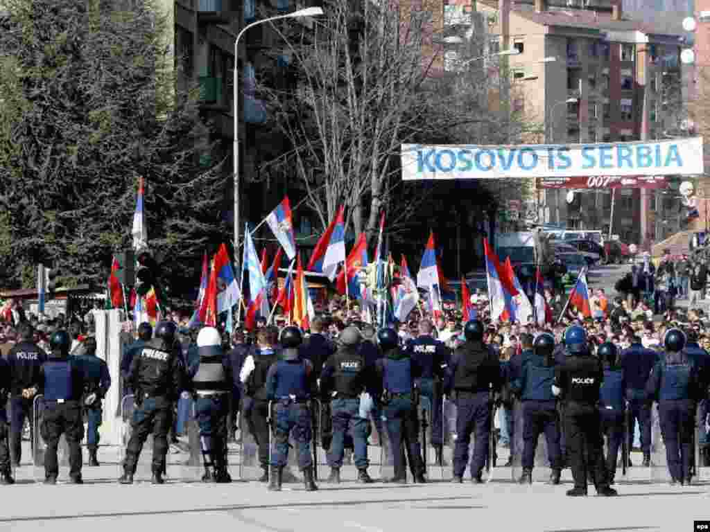 ... Сербские жители Косовской Митровицы придерживаются на сей счет противоположного мнения.