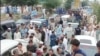 د دير اوسېدونکې د يوه استاد او د هغه لور د وژنې خلاف مظاهره کوي. پخوانی انځور