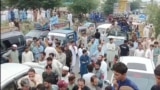 د دير اوسېدونکې د يوه استاد او د هغه لور د وژنې خلاف مظاهره کوي. پخوانی انځور