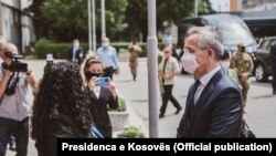Presidentja e Kosovës, Vjosa Osmani, dhe sekretari i përgjithshëm i NATO-s, Jens Stoltenberg. Prishtinë, 1 korrik, 2021.