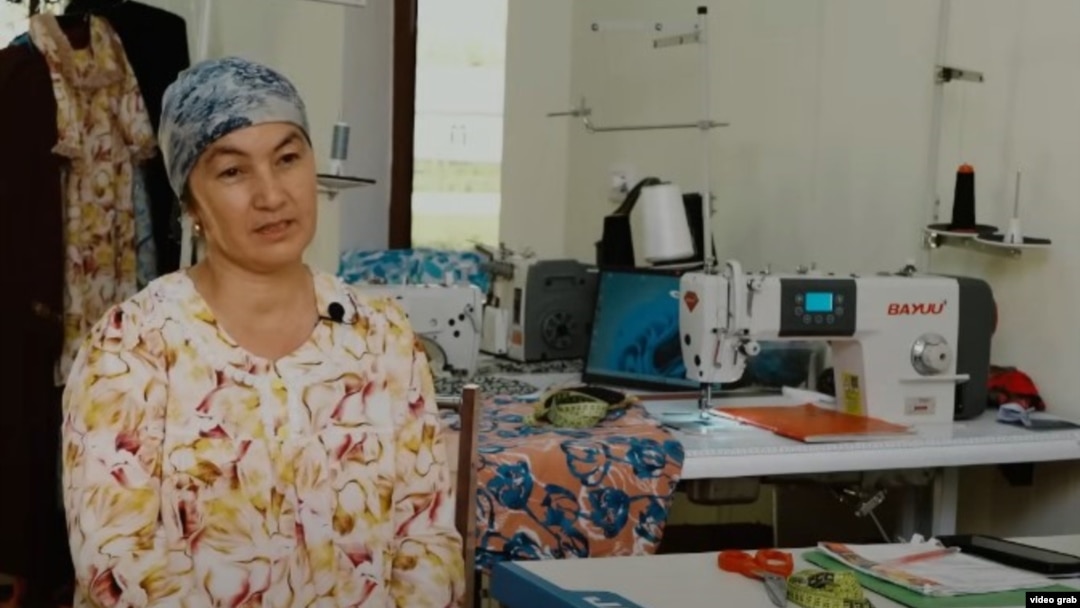 Katta kolleksiya siz uchun bepul, u shu yerda Katta kokraklari bilan yoqimli porno model Ava Addams