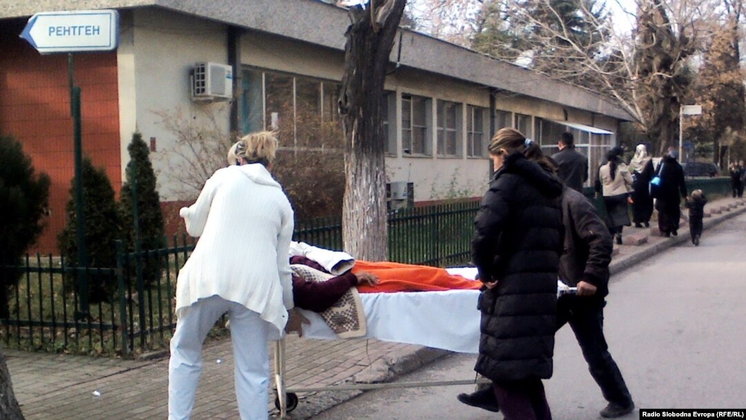 Роднини ги разнесуваат пациените од една на друга Клиника на Клиничкиот центар во Скопје.