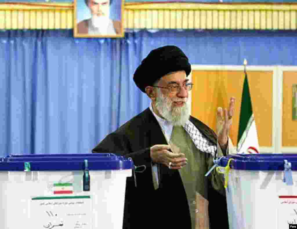 آيت الله علی خامنه ای، رهبر جمهوری اسلامی ايران، رای دادن در انتخابات را يک «وظيفه دينی» توصيف کرد و گفت:«تسريع در شركت در انتخابات و كارهای خير، مانند نماز اول وقت فضيلت بيشتری دارد.» (عکس از خبرگزاری مهر)