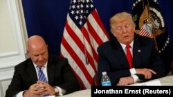 AQSh prezidenti Donald Tramp (o‘ngda) milliy xavfsizlik masalalari bo‘yicha maslahatchisi H.R.MakMaster bilan