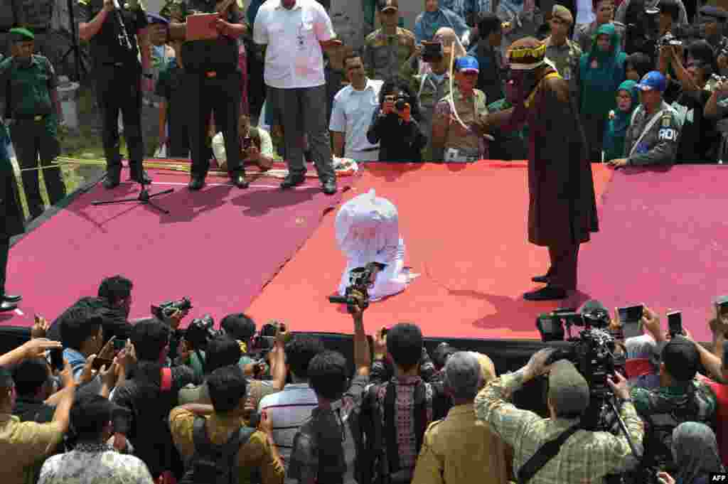 اجرای مجازات شلاق برای یک زن در ملاءعام &nbsp;