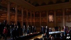 Njerëzit kalojnë pranë arkivolit të ish-liderit sovjetik,Mikhail Gorbachev, gjatë një ceremonie lamtumirëse në Moskë, Rusi. 3 shtator 2022.