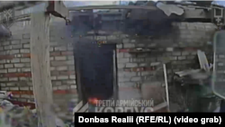 Український FPV-дрон залітає в укриття російських штурмовиків