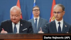 Austrijki kancelar Kristijan Štoker i premijer Srbije Đuro Macut potpisuju zajedničku deklaraciju, u pozadini pšredsednik Srbije Aleksandar Vučić.