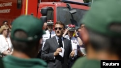Președintele francez Macron se întâlnește cu pompierii în urma incendiilor forestiere de la Fontainebleau, joi, 16 iulie 2026.