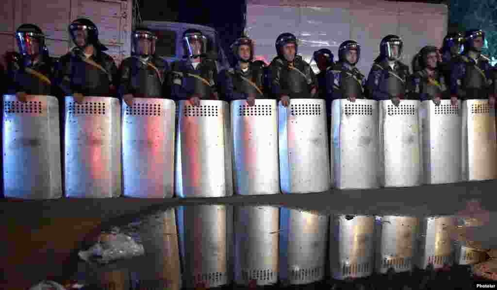 Armenia - Riot poice block a street in Yerevan leading to a police station seized by opposition gunmen, 24Jul2016.