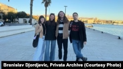 Studenti iz Srbije koji su u egzilu - Anja Pitulić, Doroteja Antić, Branislav Đorđević i Jovan Dražić zajedno u Splitu, Hrvatskoj 6. septembra 2025.