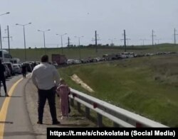 Черги з автомобілів у напрямку Керченського мосту з боку Тамані в Краснодарському краї, 1 травня 2025 року