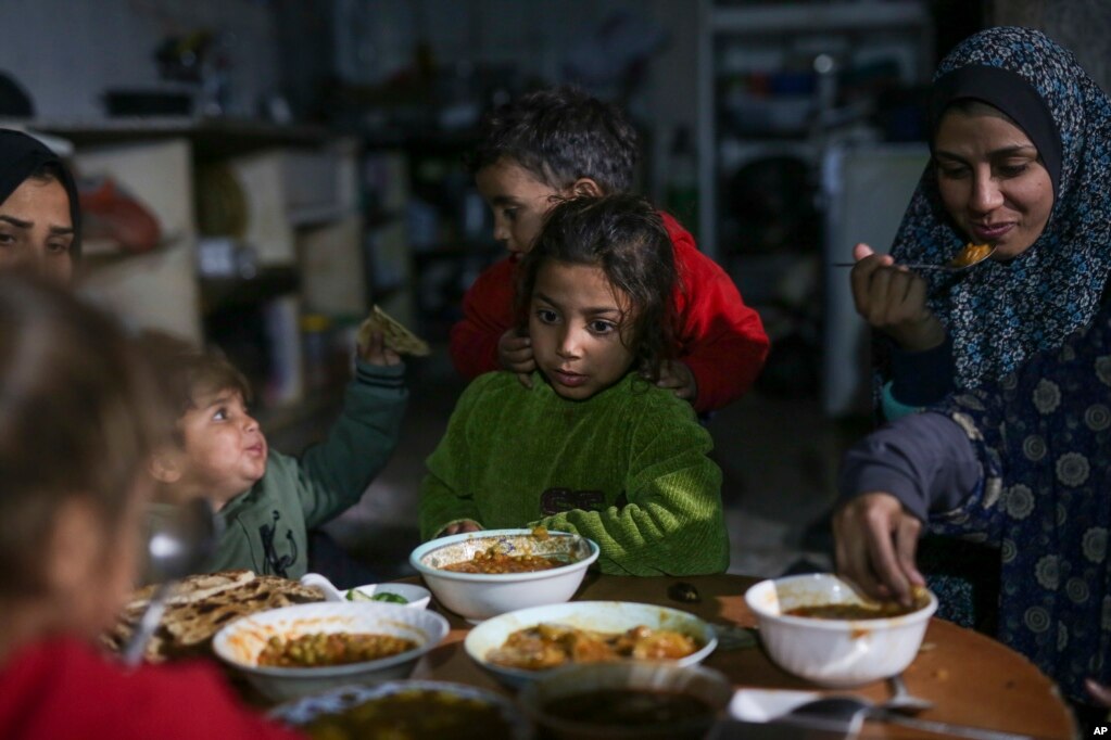 Një familje palestineze duke ngrënë ushqimet e përgatitura për iftar, në Xhabalia. Ky është Ramazani i dytë radhazi që ata e kremtojnë muajin e shenjtë në rrethana të jashtëzakonshme.