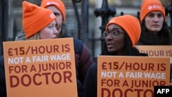 Bérrendezést követelő tiltakozók egy londoni kórház előtt 2024. január 3-án