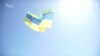 Найбільшій прапор в Україні, піднятий на повітряних кулях, полетів у Донецьк – відео
