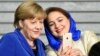 Angela Merkel i afganistanska političarka Šukrijom Barakzai (desno) se fotografišu nakon G7 Foruma za dijalog žena u Berlinu, 16. septembar 2015.