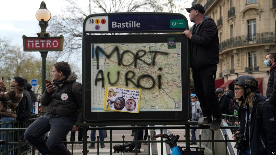 Dacă forul constituțional francez respinge, vineri, reforma pensiilor propusă de președintele Emmanuel Macron, protestele s-ar putea calma, spun analiștii politici, iar negocierile cu sindicatele ar putea fi reluate în lunile următoare. Imagine din 13 aprilie, Paris.