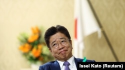 Ministrul finanțelor japonez, Katsunobu Kato, ascultă o întrebare în timpul unui interviu acordat agenției Reuters la Ministerul Finanțelor din Tokyo, Japonia, pe 17 aprilie 2025.